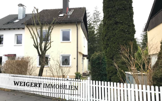 Renovierte Doppelhaushälfte mit ausgebautem Dachgeschoss und liebevoll angelegtem Garten