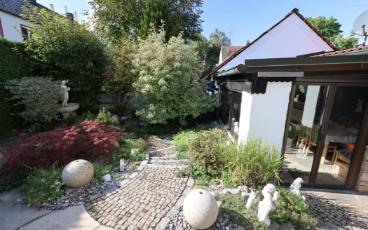 Charmantes Reiheneckhaus mit Garage, liebevoll angelegtem Garten und vielem mehr