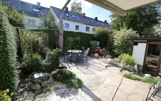 Charmantes Reiheneckhaus mit Garage, liebevoll angelegtem Garten und vielem mehr