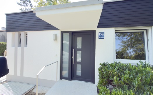 Hochwertig modernisiertes Reiheneckhaus im Bungalowstil mit großem Garten in Pasing